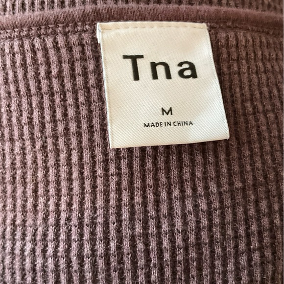 Aritzia TNA waffle cropped long-sleeved size M - Picture 3 of 3